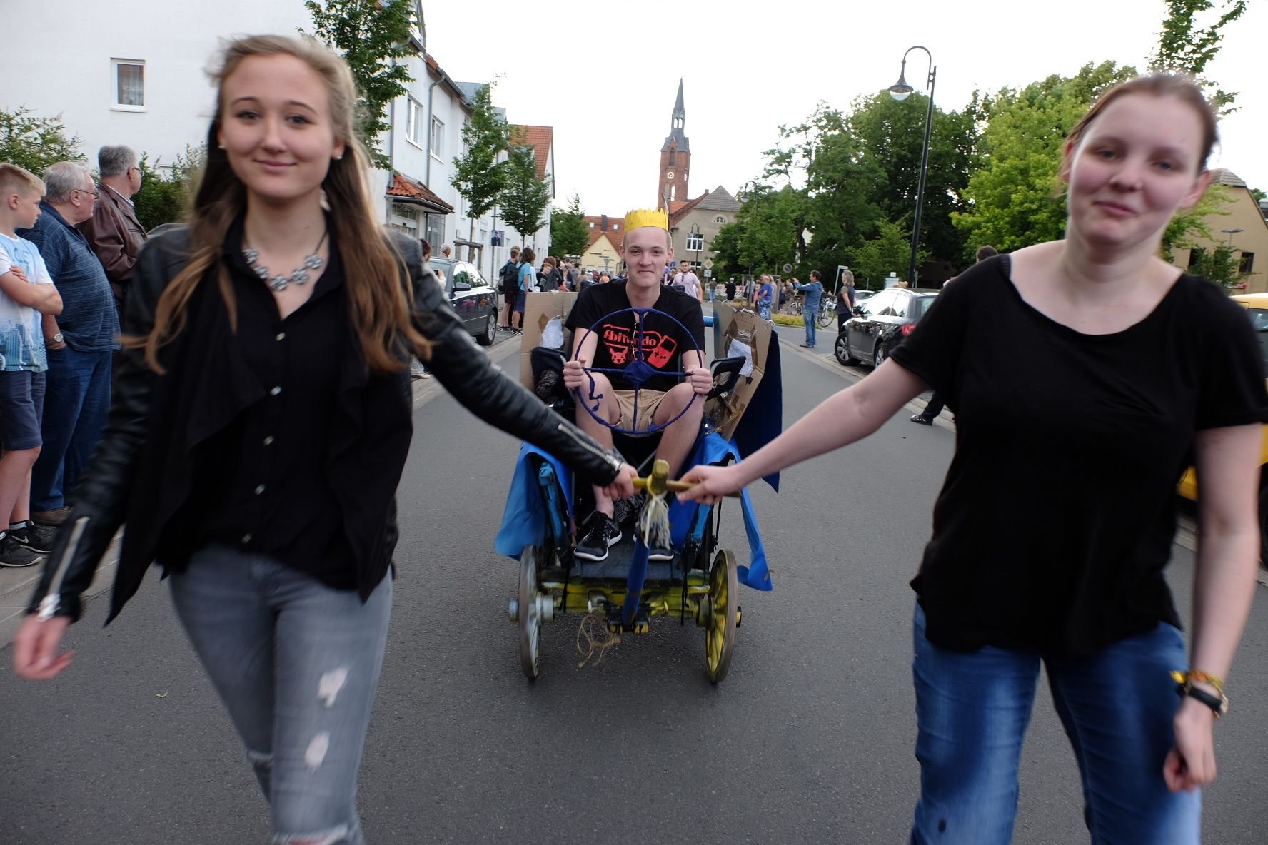 Durch die Stadt: Die Abiturienten des Paul-Gerhardt-Gymnasiums werden durch Gräfenhainichen gezogen.