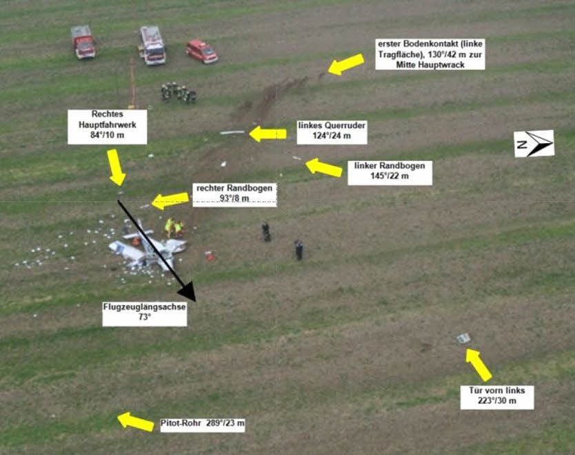 Die Wrackteile liegen weit verstreut auf einem Feld bei Kirchedlau, wo das Flugzeug abgestürzt ist.