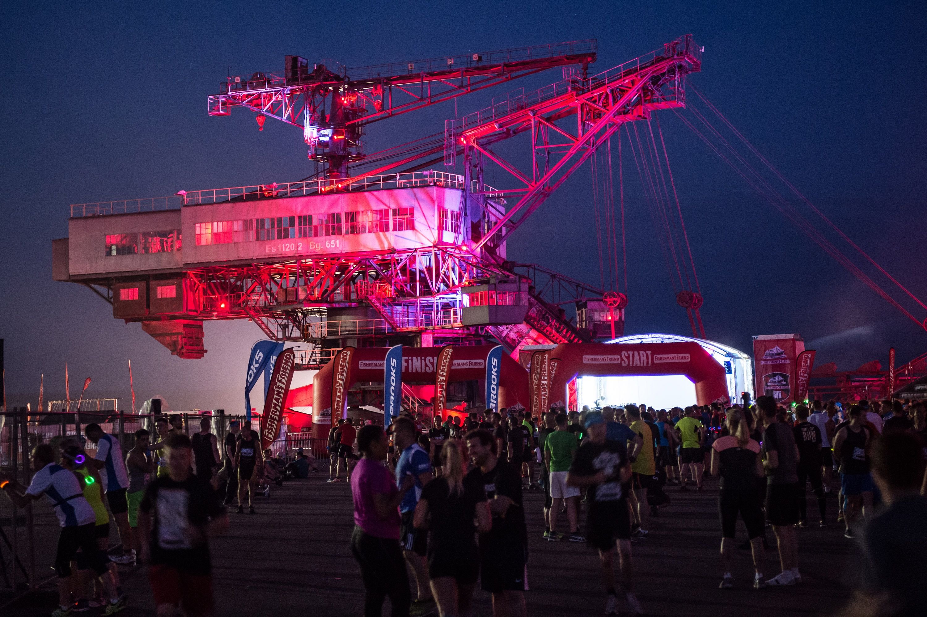 Auch bei Nacht bietet Ferropolis einen atemberaubenden Anblick.