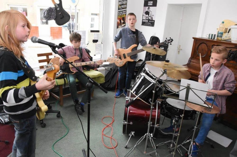Die Naumburger Nachwuchsband „Die Streber“ , hier im Probestudio, hat in Mücheln und in Leipzig zwei Wettbewerbe gewonnen.