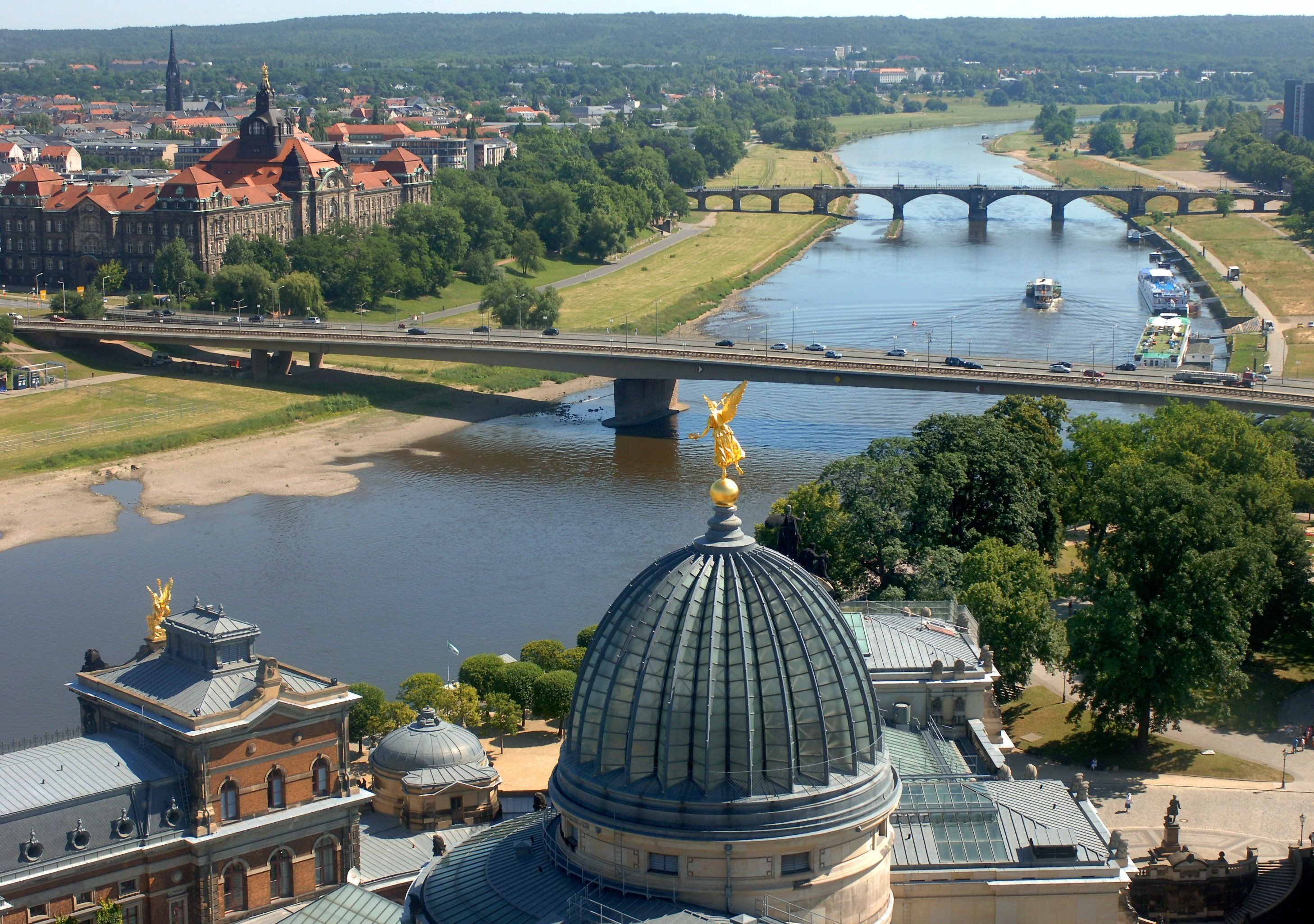 Die Carolabrücke (vorn) und die Albertbrücke (dahinter) überspannen im Dresdner Stadtzentrum die Elbe.