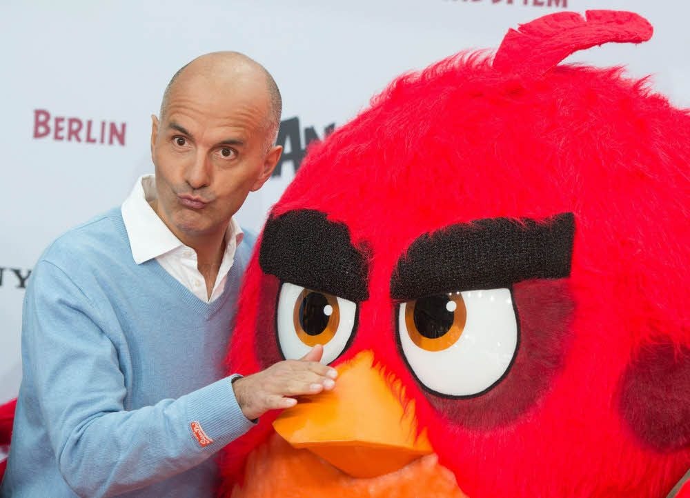 Christoph Maria Herbst neben einer Figur des Vogels Red, dem er in „Angry Birds“ seine Stimme leiht.