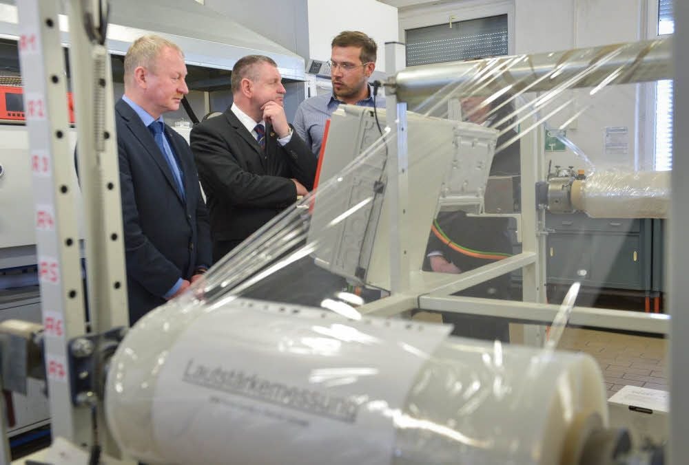 Landrat Uwe Schulze (Mitte) hat vor kurzem das Institut für Kunststofftechnologie in Weißandt-Gölzau besichtigt. Links: Armin Schenk von der Entwicklungs- und Wirtschaftsförderungsgesellschaft Anhalt-Bitterfeld, rechts Laborleiter Tobias Otto, der die Gäste durch das Institut führt.