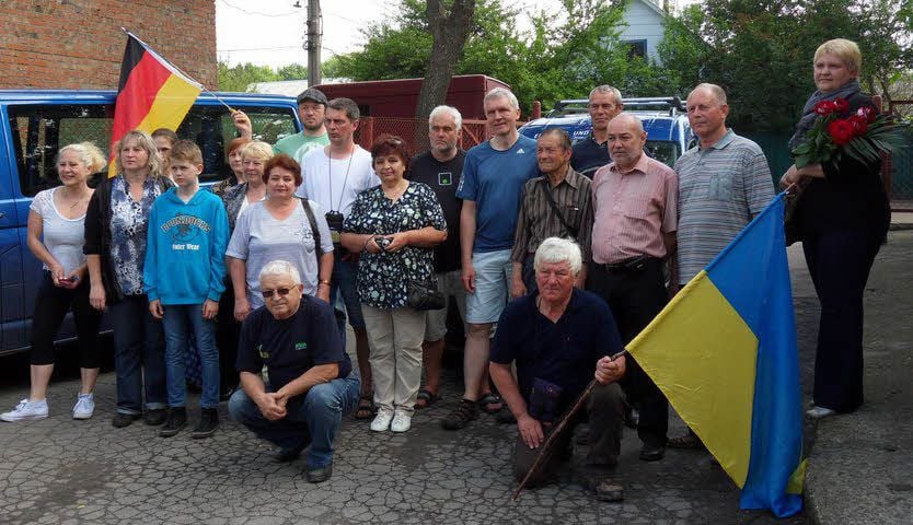 Gruppenbild mit einigen Fahrern und Gastgebern vor der Heimreise. Rechts Swetlana Emolenko, Deutsch-Dozentin an der Uni, unsere Dolmetscherin.