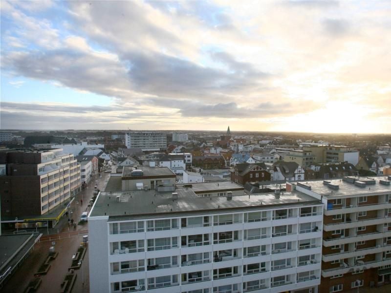 Blick über die Häuser von Westerland auf Sylt: Mit der Begrenzung soll verhindert werden, dass die Insel zu einem reinen Urlaubsort mit vielen Job-Pendlern wird. Foto: Carsten Rehder/Archiv