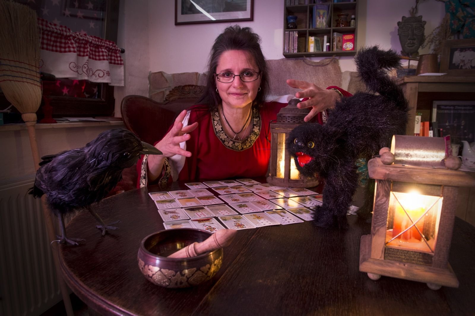 Stilecht mit unechten Tieren: Corinna Rasch hat ein zauberhaftes Handwerk - und einen Hexen-Onlineshop.