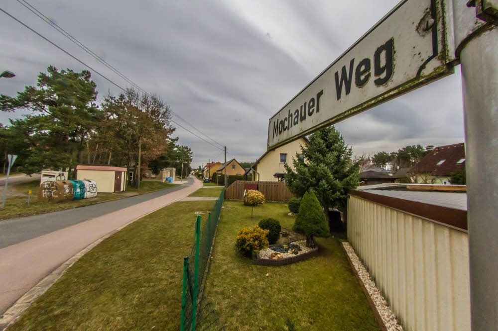 Unterm Asphalt liegt die Kampfzone. Anwohner wollen neuen Regenwasserkanal nicht bezahlen.