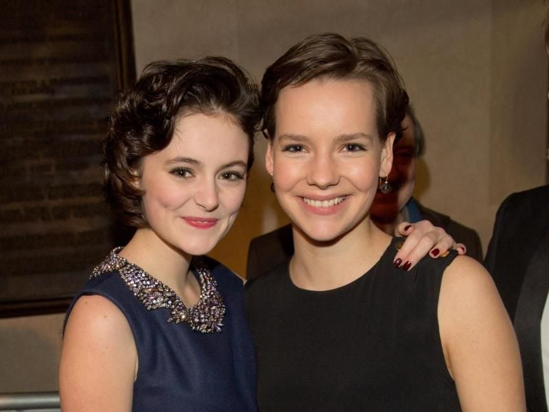 Die Schauspielerinnen Lea van Acken (l) und Stella Kunkat in Berlin. Foto: Jörg Carstensen