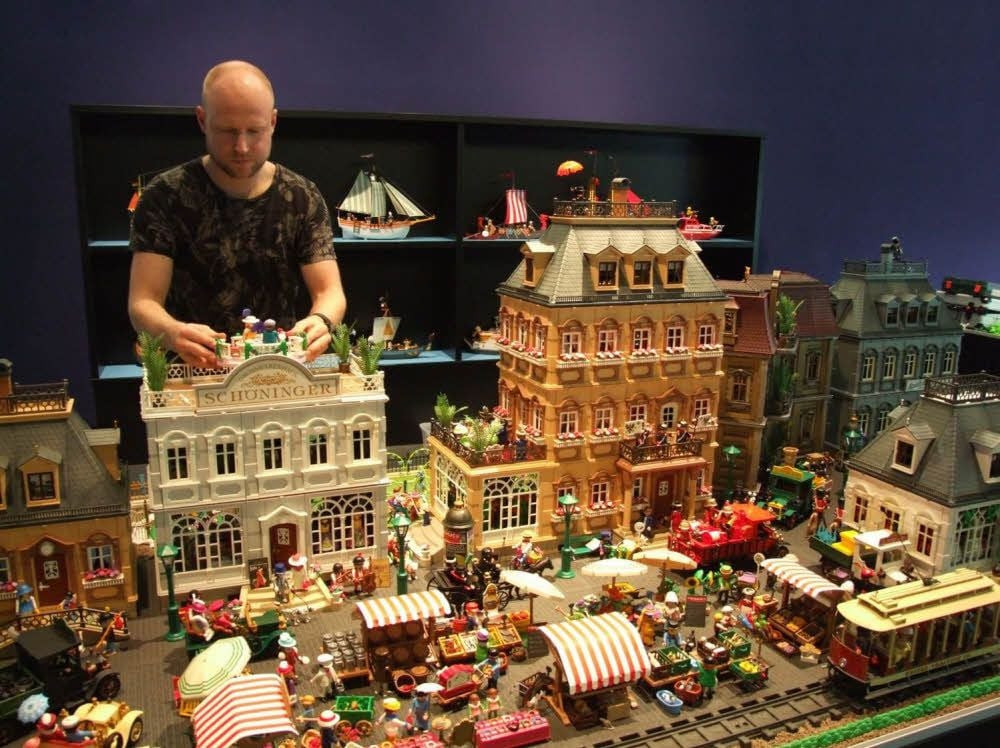 Oliver Schaffer baut die Playmobil-Ausstellung in der Arche Nebra auf.