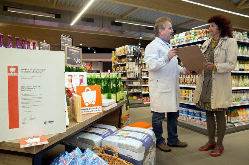Elvira Werner, Regionalleiterin des Handelsverbandes Sachsen-Anhalt, überreichte Roland Höhne die Zertifikate für die Edeka-Geschäfte in Jessen und Annaburg.