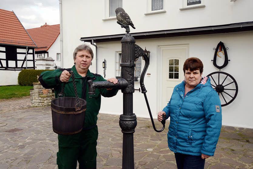 Aus Pumpen, wie der von Frank und Ramona Thomas, floss früher Wasser zum Gießen. Heute ist der Brunnen versiegt.