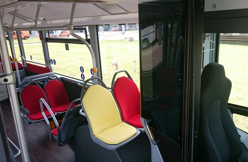 Der gelbe Sitzplatz erinnert an den verstorbenen Ehrenbürger und Ex-Außenminister Genscher. Er spielt auf die Vorliebe für sonnenfarbene Pullunder an.
