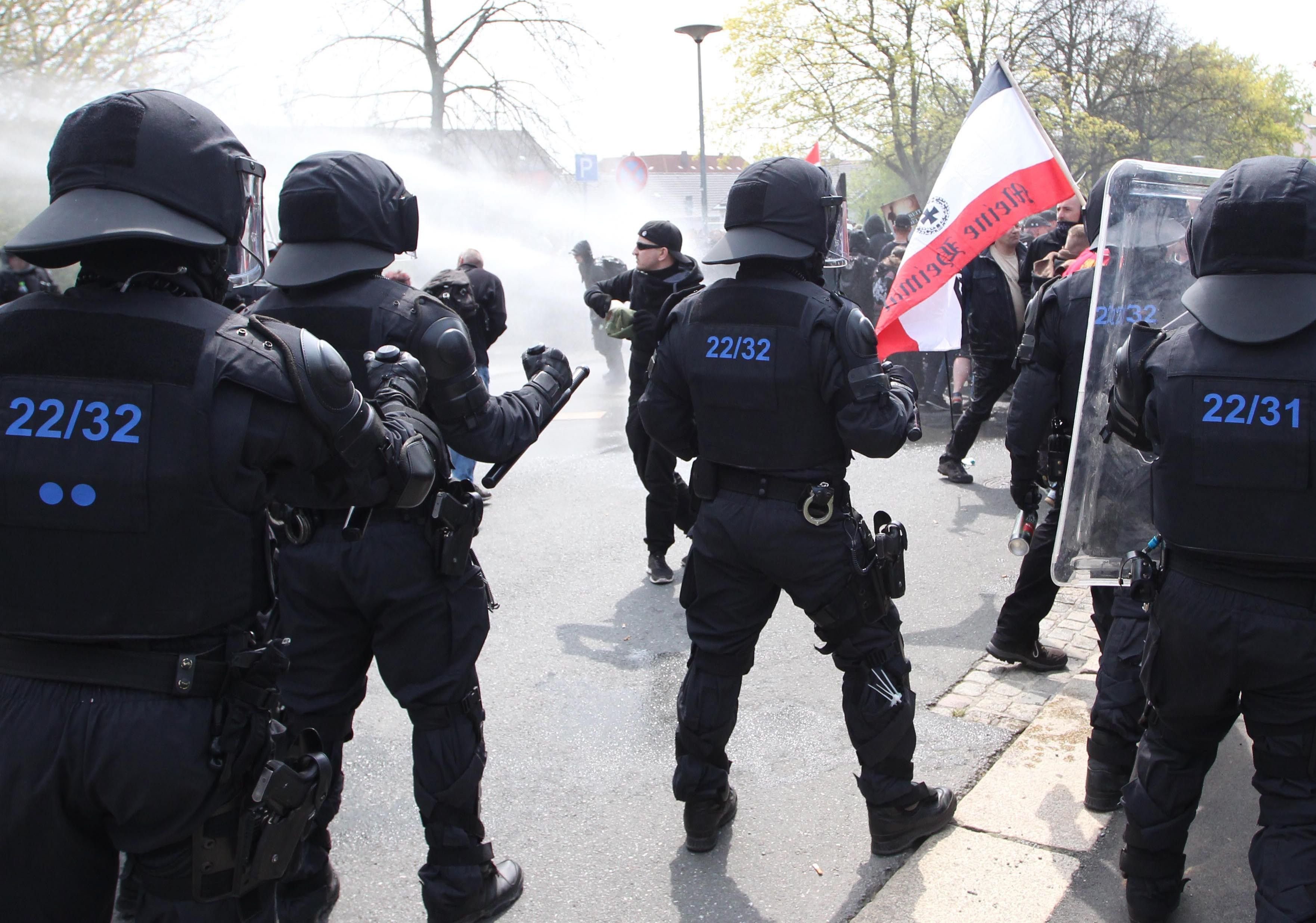 Polizisten gehen in Plauen gegen Teilnehmer einer rechtsextremen Demonstration vor.