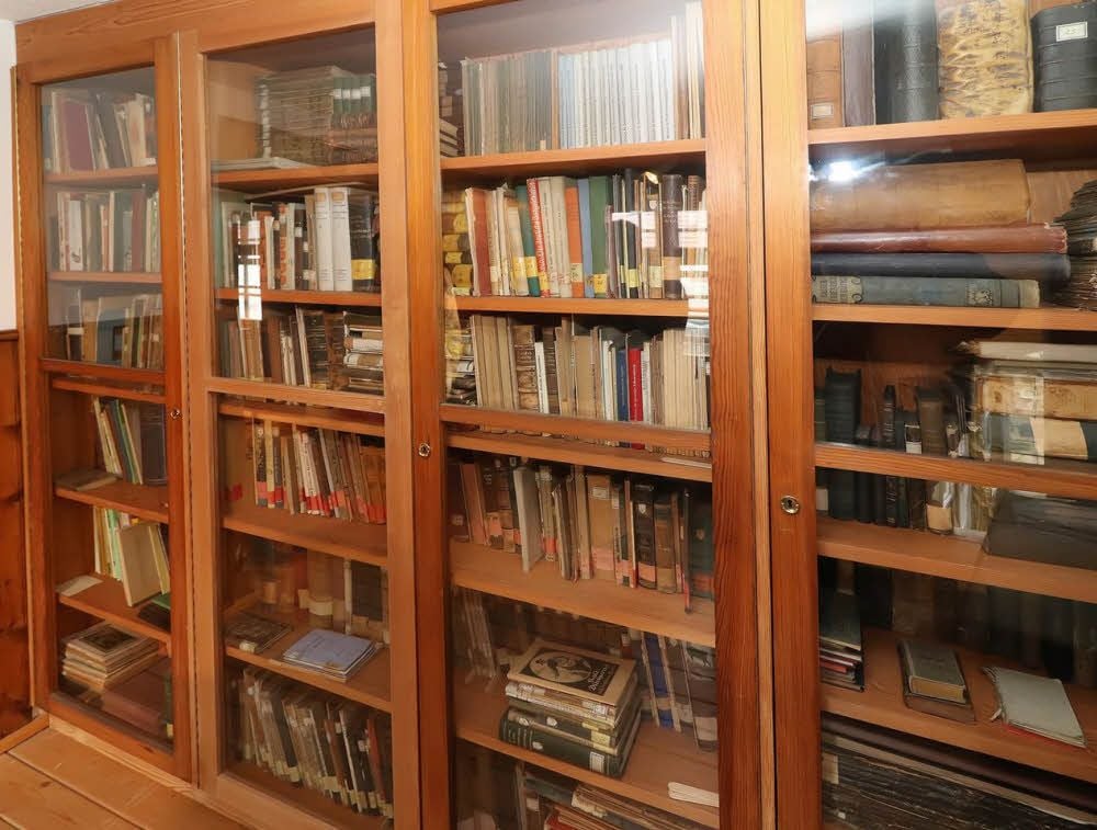 Der Bücherschrank im Spengler-Haus in Sangerhausen wird zum Museumstag auch geöffnet.