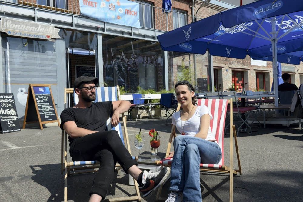 Das „Sonnendeck“ am Pfälzer Ufer: Sascha Kluge und Katharina Markwart vor ihrem Cafe und Bistro.