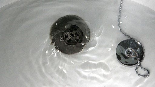 Abwasser fließt in einen Abfluss