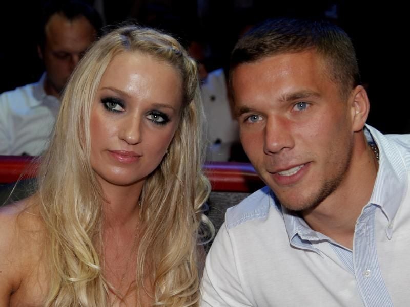 Fußballprofi Lukas Podolski (r) und seine Frau Monika freuen sich über Nachwuchs. Foto: Felix Heyder