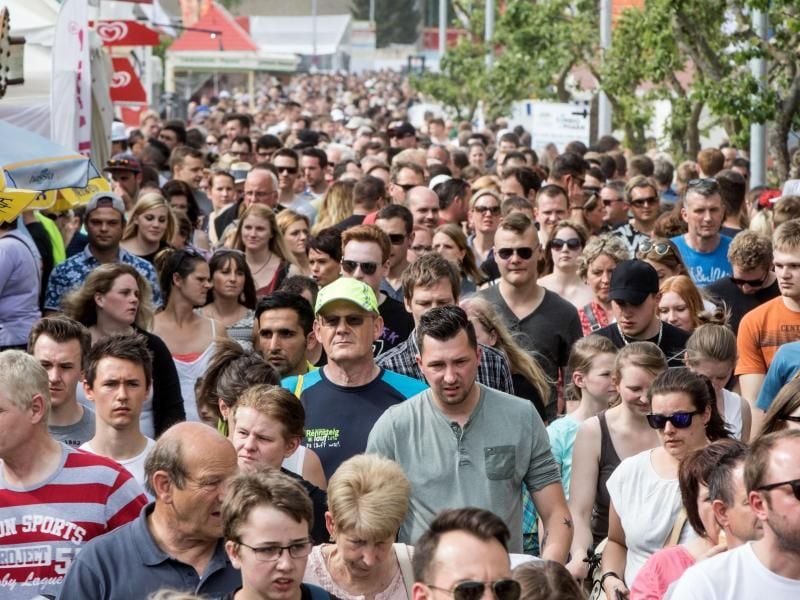 Besucher gehen in Herborn beim 56. Hessentag über die Festmeile. Foto: Frank Rumpenhorst/Archiv