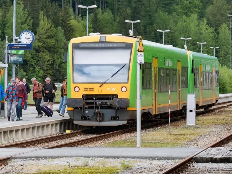 Nach dem Fall des Eisernen Vorhanges rückte der Grenzbahnhof in Bayerisch Eisenstein wieder in die Mitte Europas. Foto: Armin Weigel