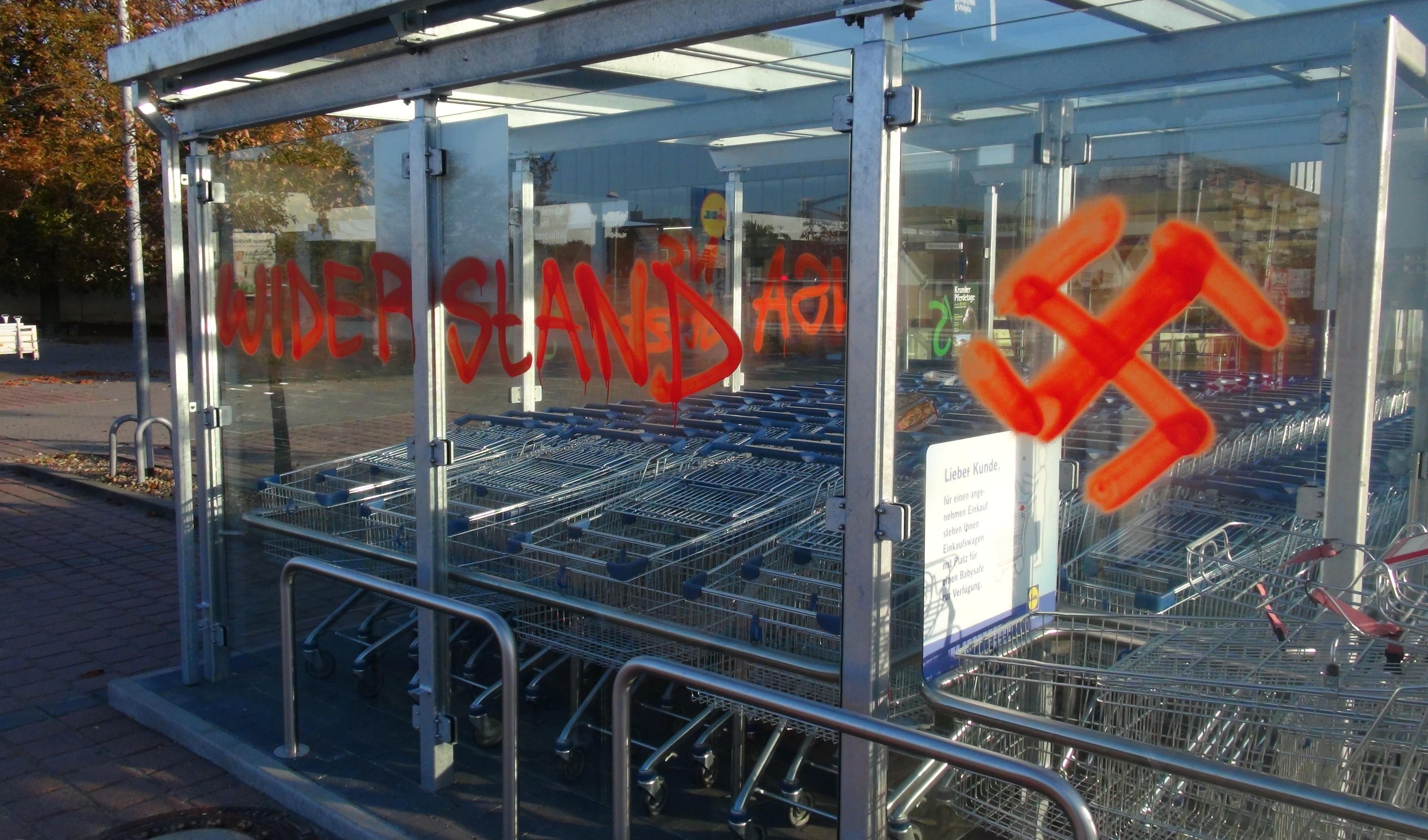 Beschmiert: Naziparolen an einem verglasten Abstellplatz für Einkaufswagen in Salzwedel