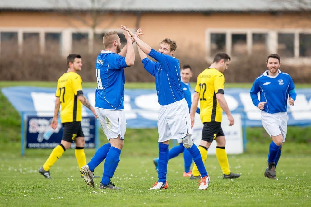 Die Spieler des SV Roitzsch (blau) wollen ihren fünften Tabellenplatz mit zwei Siegen zum Saisonende verteidigen.