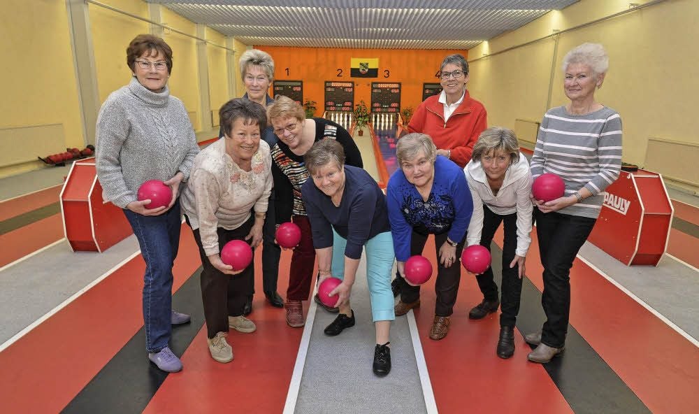 Monika Müller, Lieschen Braun, Christina Muth, Marlies Datschewski, Ilse Schieche, Gisela Hartmann, Christel Döbler, Christel Lier und Heidrun Grams in ihrem Element auf der Kegelbahn. Es fehlt Margarethe Röhrich.