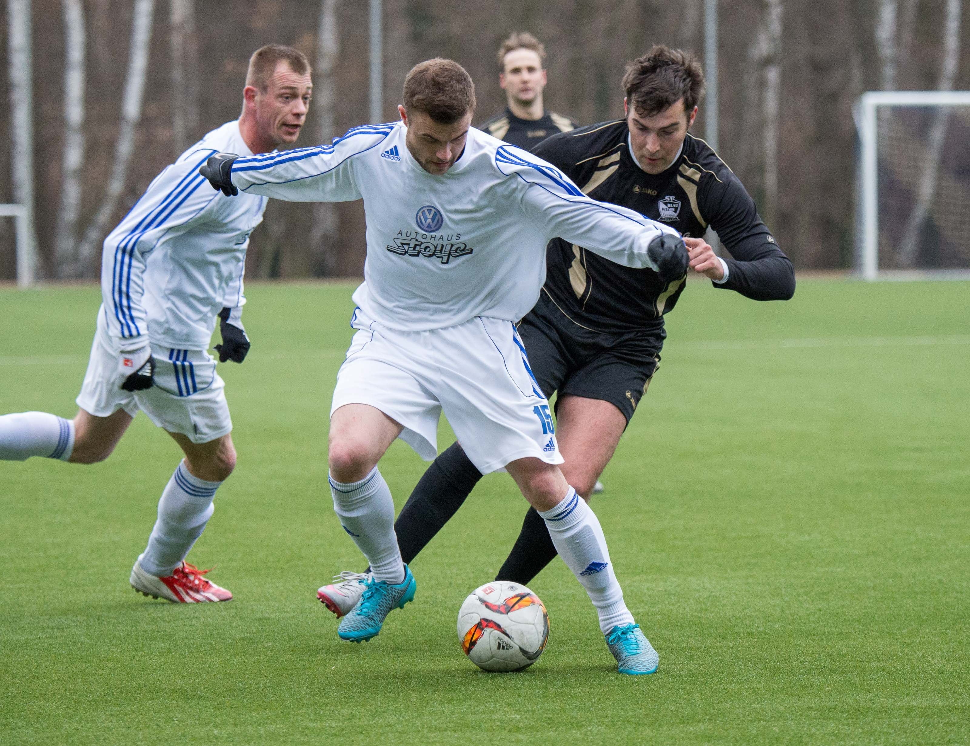 Dölaus Roberto Ritter (M.) sichert den Ball gegen Farnstädts Steffen Zehe (r.) im Spiel der Fußball Landesliga Süd zwischen dem SV Blau-Weiss Dölau und dem SV Bl.-W. 1921 Farnstädt.