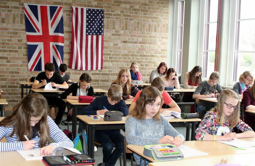 Im „kreativen Schreiben“ in Französisch, Russisch und Latein testen sich hier die Vertreter der siebten und neunten Klassen beim Sprachentag.