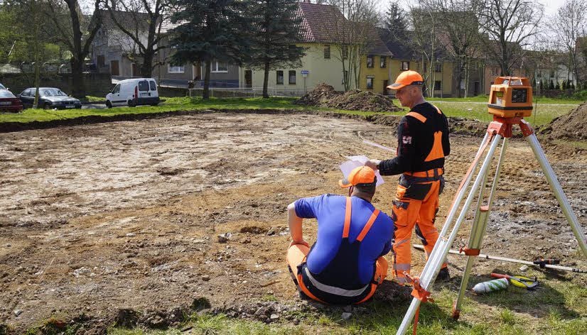 Auf dem Gelände des Bürgerparks im Sangerhäuser Altendorf laufen Vorbereitungsarbeiten. Dort entsteht ein neuer Spielplatz.