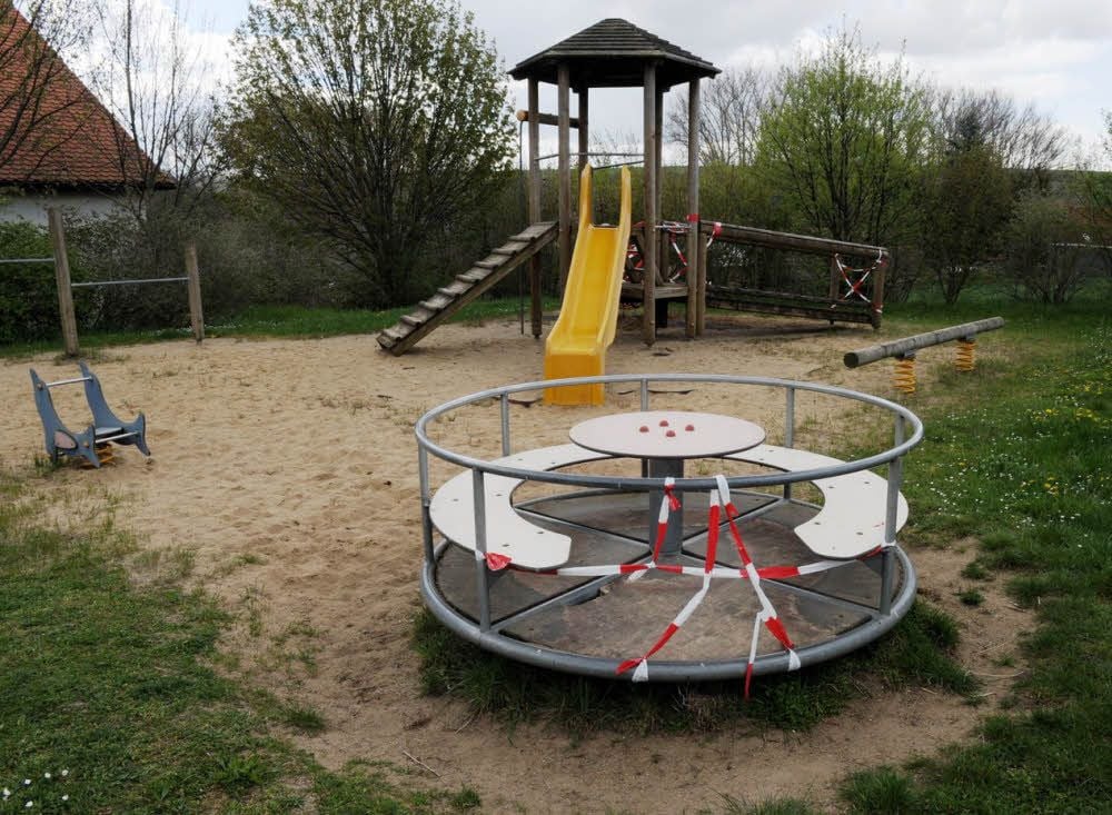 Der Teufel steckt im Detail auf dem Spielplatz in Freist, der jetzt gesperrt werden musste.