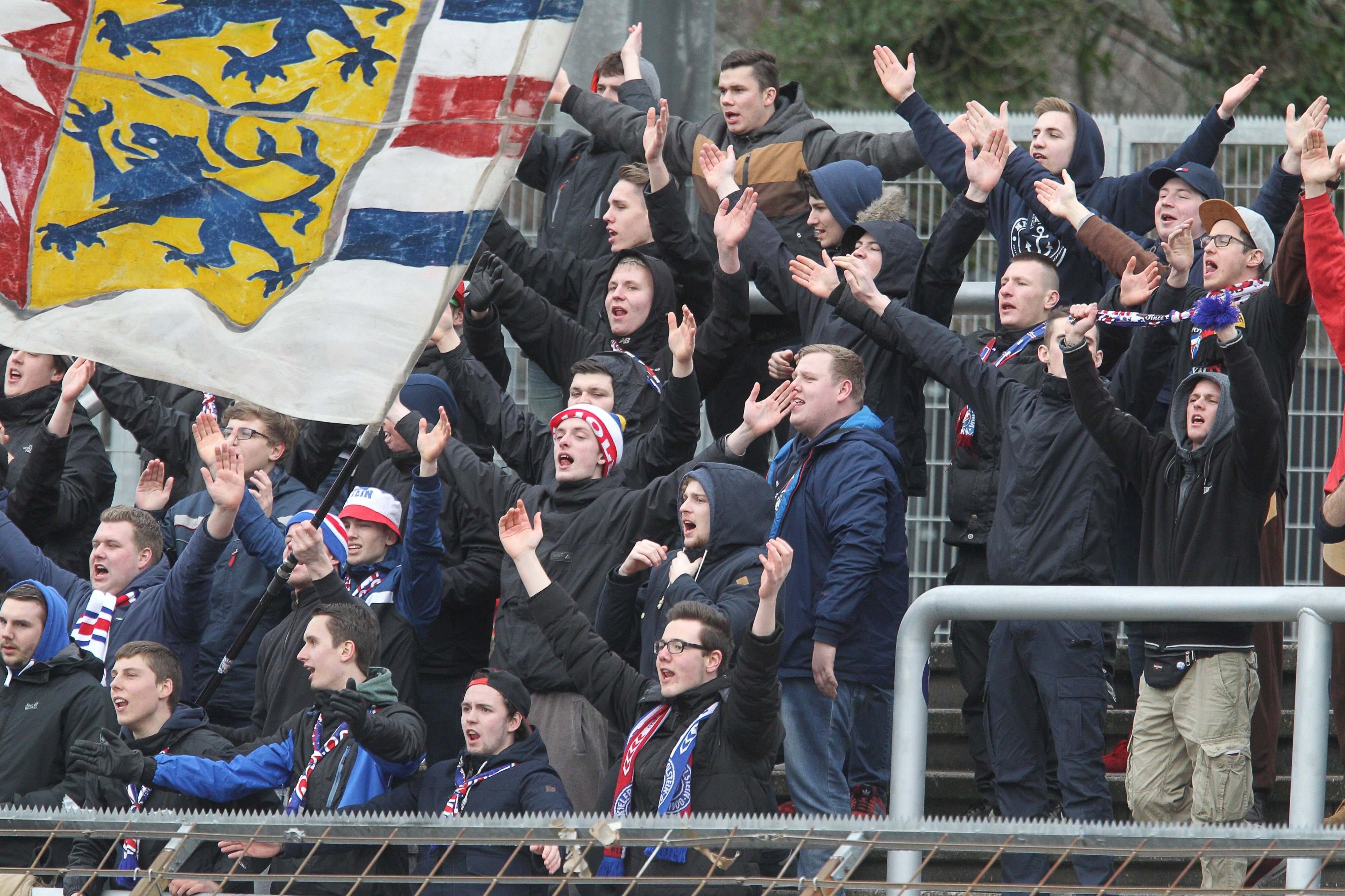 Fans von Holstein Kiel beim Auswärtsspiel.
