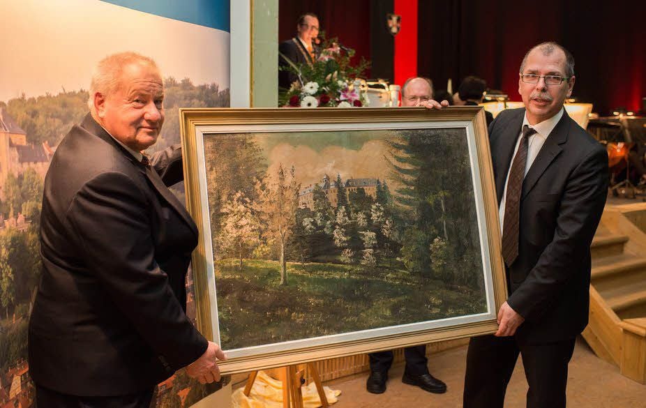 Ex-Bürgermeister Hanns-Michael Noll (l.) übergibt das Gemälde an André Gast vom Verein „Rettung Schloss Blankenburg“.