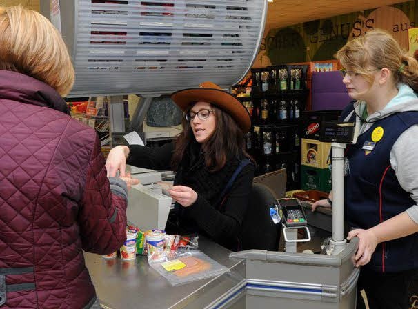 Die Auszubildenden haben den Überblick und alles im Griff: Carolin Baier (links im Bild) und Alina Held an der Kasse.