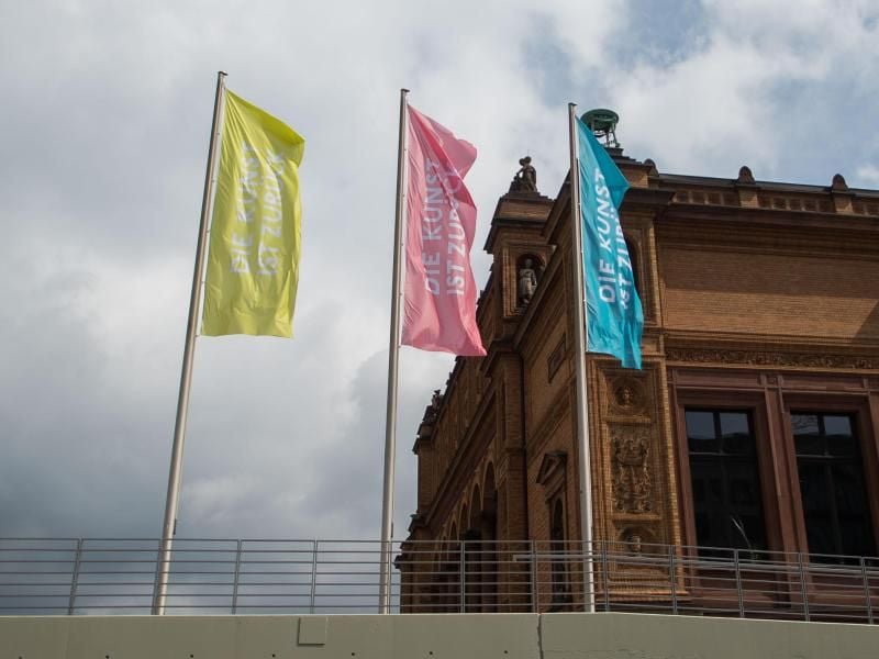 Bunte Fahnen flattern vor der Kunsthalle in Hamburg. Auf ihnen ist zu lesen: «Die Kunst ist zurück». Foto: Lukas Schulze