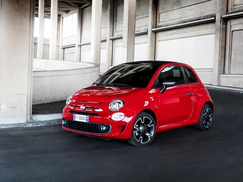 Ein sportlicheres Äußeres ab 15 290 Euro: Neue Stoßfänger, Seitenschweller und ein Dachspoiler kennzeichnen den Fiat 500S. Foto: Fiat