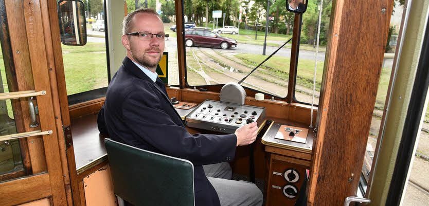Tour in Richtung Vogelwiese: Mike Ewald übernimmt die ersten Fahrten des Triebwagens Nummer 51 vom Typ „Reko“ nach dessen Restaurierung.