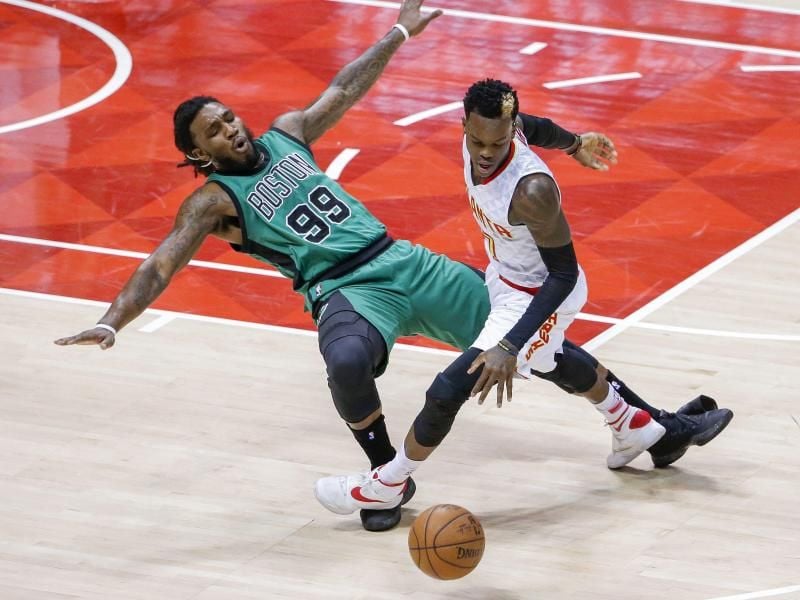 Dennis Schröder (r) von den Atlanta Hawks setzt sich gegen Bostons Jae Crowder durch Foto: Erik S. Lesser