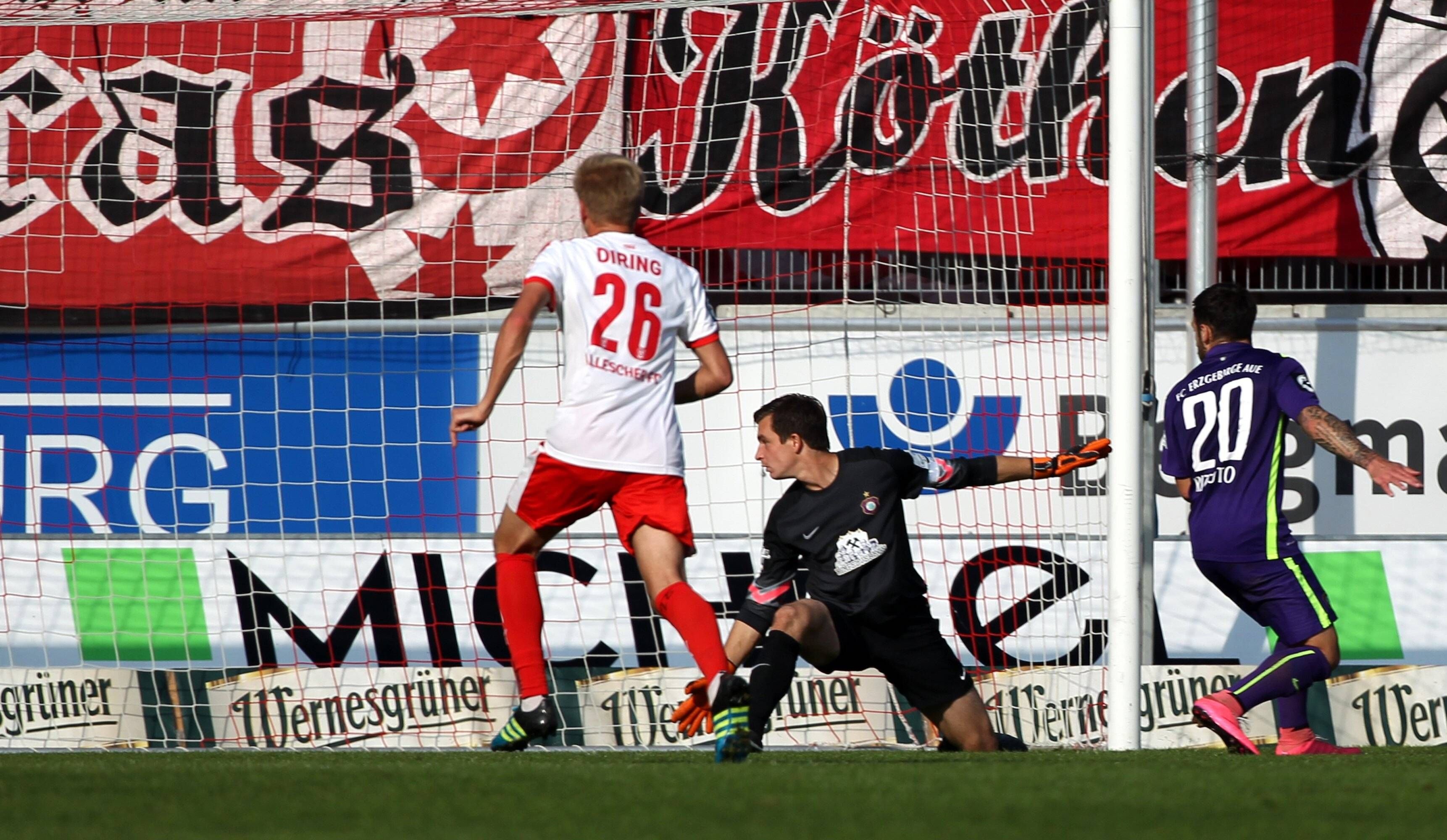Im Hinspiel traf Sören Bertram zum 1:0 für den HFC, Dorian Diring (l.), sowie die Auener Martin Männel (m.) und Rizzuto konnten nur zuschauen