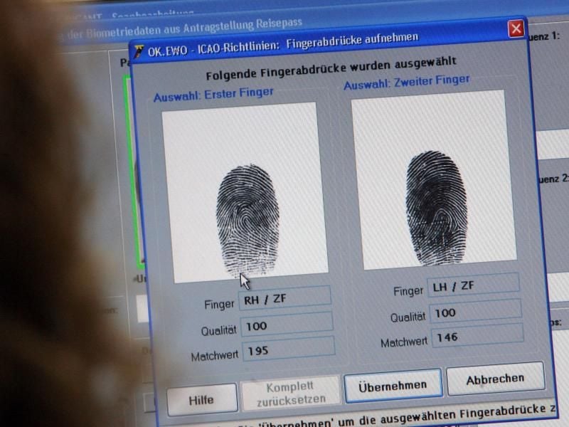 Fingerabdrücke für den elektronischen Reisepass: Solche Pässe hat die Türkei nach Angaben aus westlichen Sicherheitskreisen bislang noch nicht eingeführt. Foto: Jan-Peter Kasper/Archiv