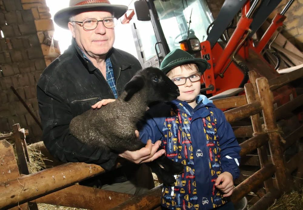 Schäfer Klaus Otto und sein Enkel Max begeben sich gemeinsam auf die Suche nach den Osterlämmern.