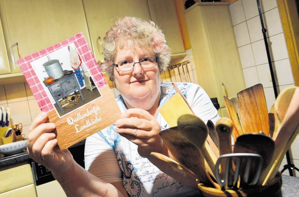 Marion Henning hat zum Dorfjubiläum über 100 Rezepte zusammengetragen für ihr Buch „Quellendorfer Landküche“.