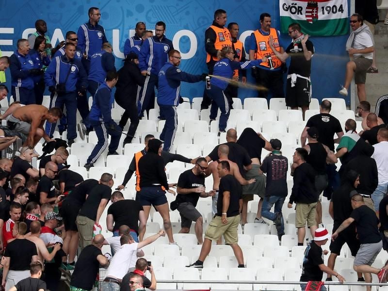 Sicherheitskräfte gehen mit Pfefferspray gegen ungarische Ultras vor. Foto: Ali Haider