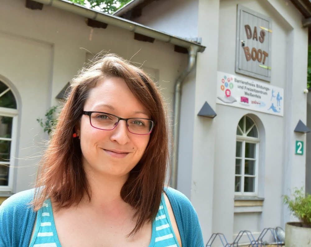 Sabrina Schulz vor ihrer neuen Arbeitsstätte: die Jugend- und Freizeiteinrichtung „Boot“ in Weißenfels.