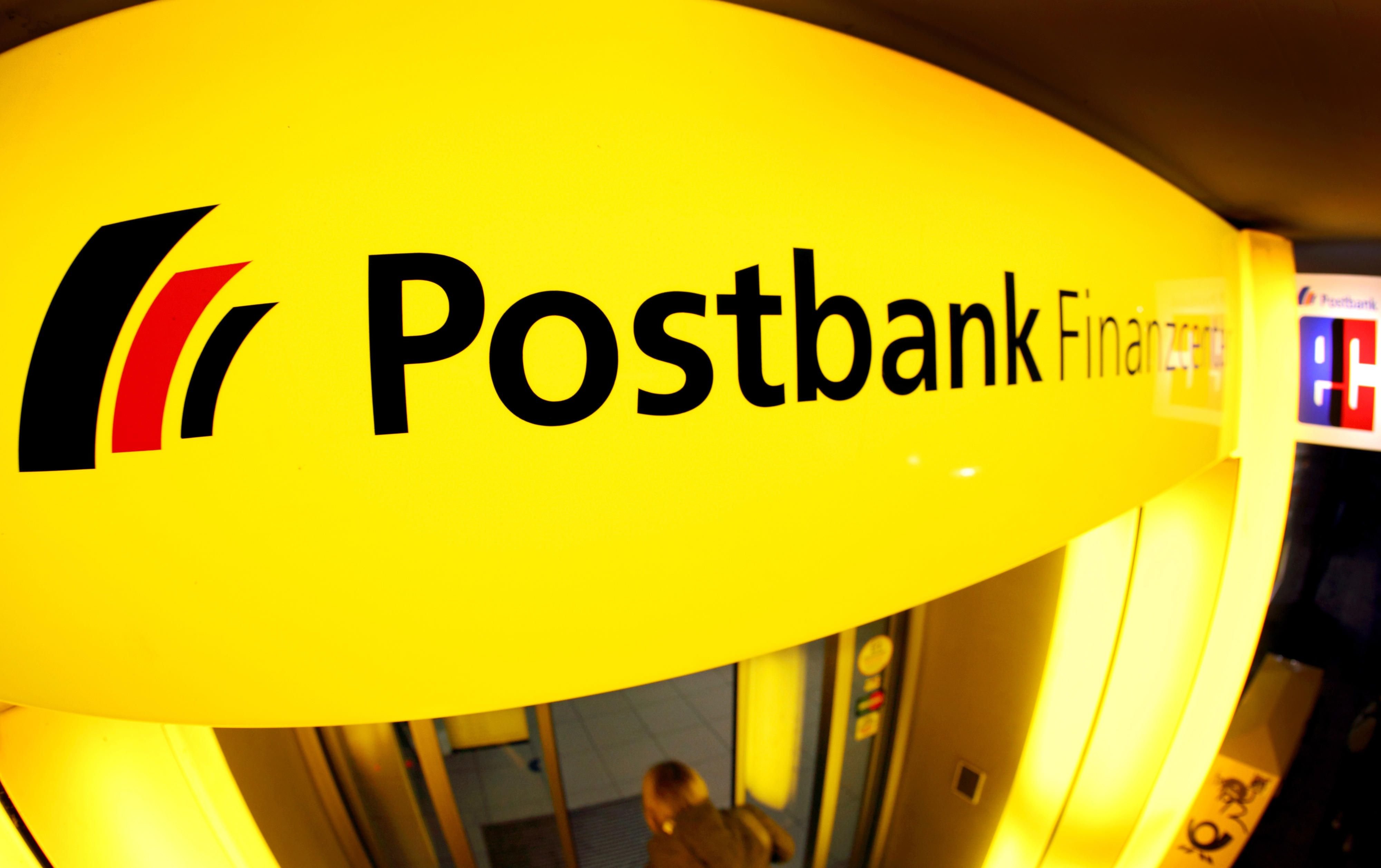 Das Logo der Postbank über dem Eingang einer Filiale