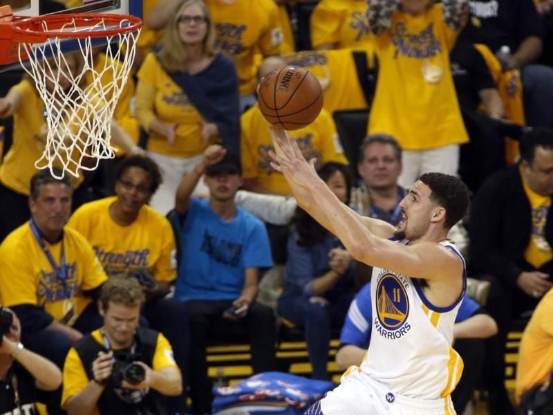 Klay Thompson (C) führte die Golden State Warriors zum Sieg. Foto: Monica M. Davey
