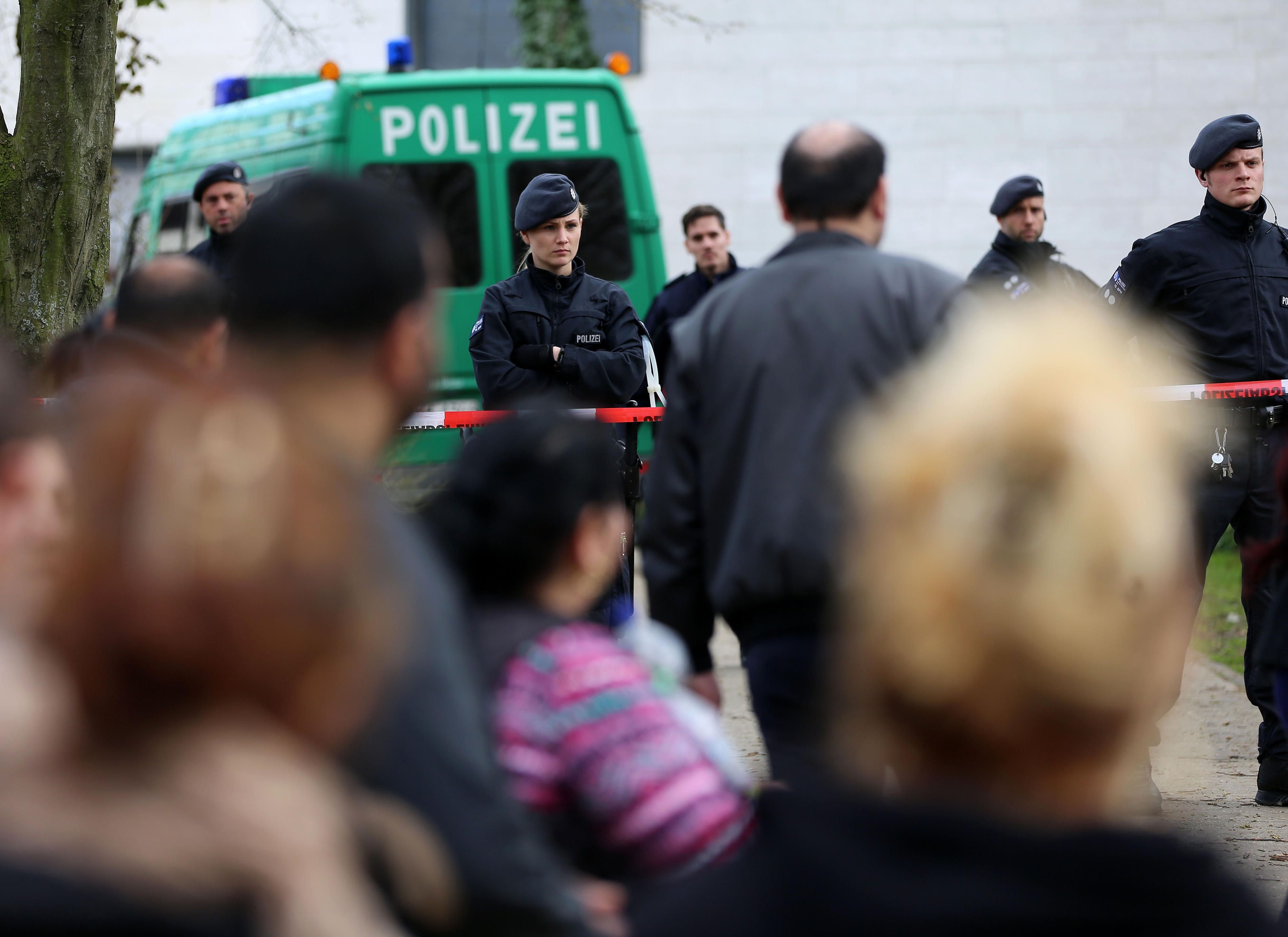 Drei Tote in Schwimmbad bei Köln Leichen werden obduziert
