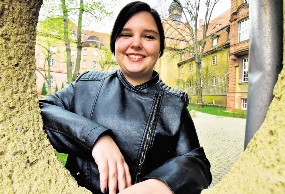 Selina Simon bleibt optimistisch.: Sie hat für die Finanzierung ihres Abiballs gearbeitet. Mit dem Jobcenter gibt es aber nun Streit ums Geld.