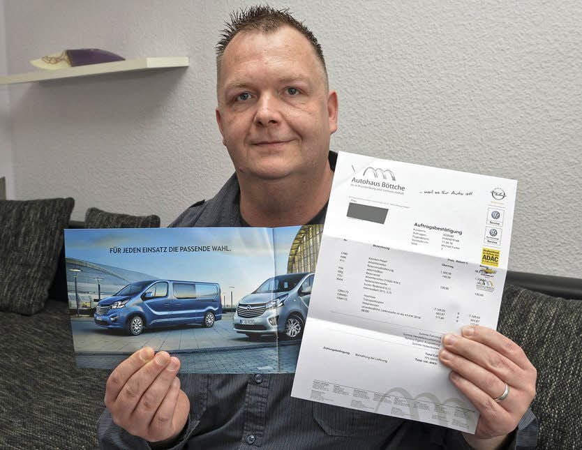 Stolz und glücklich zeigt Jens Schumacher den Auftrag für den Autokauf.