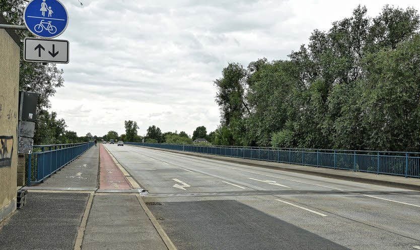 Die Elbebrücke wurde am Mittwoch auf Schäden am Korrosionsschutz untersucht.