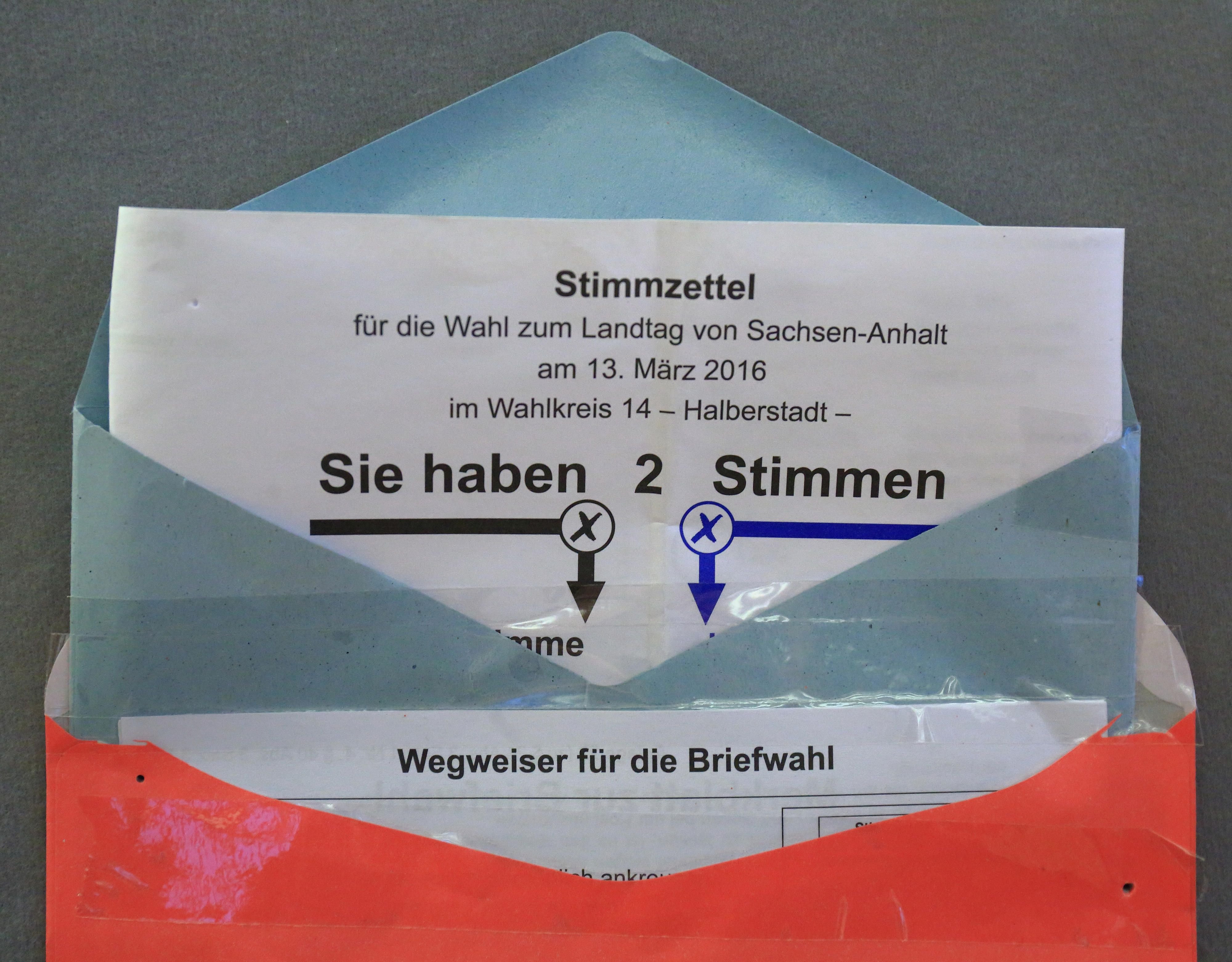 Ein Stimmzettel steckt am 10.03.2016 in einem Umschlag im Briefwahllokal im Rathaus in Halberstadt.